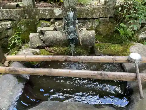 愛宕神社（阿多古神社）の手水舎