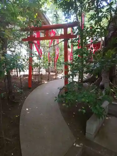 座間神社の鳥居