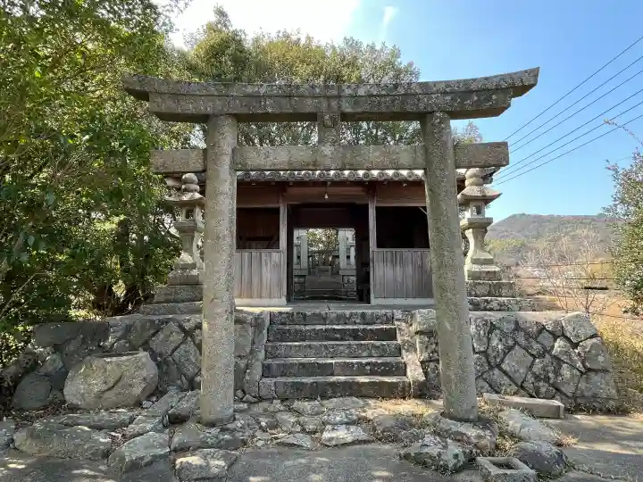 金比羅神社の{uncategorized: "未分類", other: "その他", undefined: "問題あり", building: "その他建物", grave: "お墓", sacred_gate: "鳥居", guardian: "狛犬", statue: "像", buddha: "仏像", history: "歴史", nature: "自然", garden: "庭園", animal: "動物", pagoda: "塔", temizu: "手水舎", mountain_gate: "山門・神門", sanctuary: "本殿・本堂", subordinate: "末社・摂社", art: "芸術", scenery: "景色", jizo: "地蔵", ema: "絵馬", goshuin: "御朱印", omikuji: "おみくじ", items: "授与品その他", amulet: "お守り", goshuincho: "御朱印帳", eats: "食事", festival: "お祭り", votive_dance: "神楽", shichigosan: "七五三参", wedding: "結婚式", experience: "体験その他", initially: "初詣", around: "周辺", anti_infection: "感染症対策"}