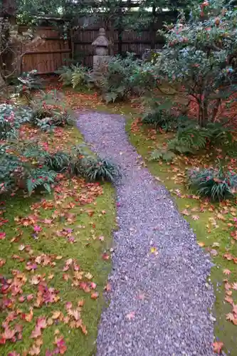 祇王寺の庭園