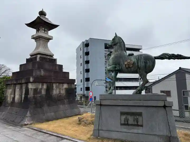 高岡関野神社の像