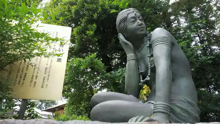 長宮氷川神社の像