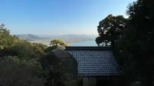 太郎坊大権現社の{uncategorized: "未分類", other: "その他", undefined: "問題あり", building: "その他建物", grave: "お墓", sacred_gate: "鳥居", guardian: "狛犬", statue: "像", buddha: "仏像", history: "歴史", nature: "自然", garden: "庭園", animal: "動物", pagoda: "塔", temizu: "手水舎", mountain_gate: "山門・神門", sanctuary: "本殿・本堂", subordinate: "末社・摂社", art: "芸術", scenery: "景色", jizo: "地蔵", ema: "絵馬", goshuin: "御朱印", omikuji: "おみくじ", items: "授与品その他", amulet: "お守り", goshuincho: "御朱印帳", eats: "食事", festival: "お祭り", votive_dance: "神楽", shichigosan: "七五三参", wedding: "結婚式", experience: "体験その他", initially: "初詣", around: "周辺", anti_infection: "感染症対策"}