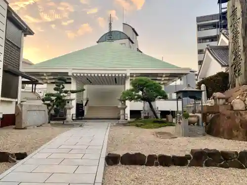 久遠寺の本殿・本堂