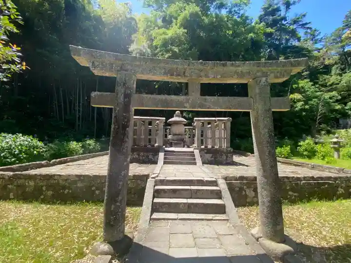 月照寺の{uncategorized: "未分類", other: "その他", undefined: "問題あり", building: "その他建物", grave: "お墓", sacred_gate: "鳥居", guardian: "狛犬", statue: "像", buddha: "仏像", history: "歴史", nature: "自然", garden: "庭園", animal: "動物", pagoda: "塔", temizu: "手水舎", mountain_gate: "山門・神門", sanctuary: "本殿・本堂", subordinate: "末社・摂社", art: "芸術", scenery: "景色", jizo: "地蔵", ema: "絵馬", goshuin: "御朱印", omikuji: "おみくじ", items: "授与品その他", amulet: "お守り", goshuincho: "御朱印帳", eats: "食事", festival: "お祭り", votive_dance: "神楽", shichigosan: "七五三参", wedding: "結婚式", experience: "体験その他", initially: "初詣", around: "周辺", anti_infection: "感染症対策"}