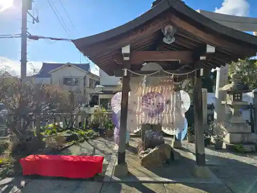 水堂須佐男神社の{uncategorized: "未分類", other: "その他", undefined: "問題あり", building: "その他建物", grave: "お墓", sacred_gate: "鳥居", guardian: "狛犬", statue: "像", buddha: "仏像", history: "歴史", nature: "自然", garden: "庭園", animal: "動物", pagoda: "塔", temizu: "手水舎", mountain_gate: "山門・神門", sanctuary: "本殿・本堂", subordinate: "末社・摂社", art: "芸術", scenery: "景色", jizo: "地蔵", ema: "絵馬", goshuin: "御朱印", omikuji: "おみくじ", items: "授与品その他", amulet: "お守り", goshuincho: "御朱印帳", eats: "食事", festival: "お祭り", votive_dance: "神楽", shichigosan: "七五三参", wedding: "結婚式", experience: "体験その他", initially: "初詣", around: "周辺", anti_infection: "感染症対策"}