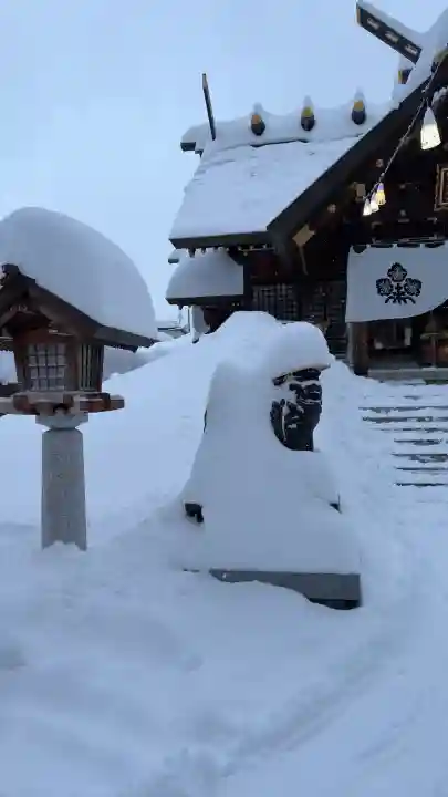 札幌諏訪神社の{uncategorized: "未分類", other: "その他", undefined: "問題あり", building: "その他建物", grave: "お墓", sacred_gate: "鳥居", guardian: "狛犬", statue: "像", buddha: "仏像", history: "歴史", nature: "自然", garden: "庭園", animal: "動物", pagoda: "塔", temizu: "手水舎", mountain_gate: "山門・神門", sanctuary: "本殿・本堂", subordinate: "末社・摂社", art: "芸術", scenery: "景色", jizo: "地蔵", ema: "絵馬", goshuin: "御朱印", omikuji: "おみくじ", items: "授与品その他", amulet: "お守り", goshuincho: "御朱印帳", eats: "食事", festival: "お祭り", votive_dance: "神楽", shichigosan: "七五三参", wedding: "結婚式", experience: "体験その他", initially: "初詣", around: "周辺", anti_infection: "感染症対策"}