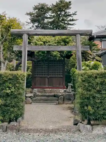南龍神社の{uncategorized: "未分類", other: "その他", undefined: "問題あり", building: "その他建物", grave: "お墓", sacred_gate: "鳥居", guardian: "狛犬", statue: "像", buddha: "仏像", history: "歴史", nature: "自然", garden: "庭園", animal: "動物", pagoda: "塔", temizu: "手水舎", mountain_gate: "山門・神門", sanctuary: "本殿・本堂", subordinate: "末社・摂社", art: "芸術", scenery: "景色", jizo: "地蔵", ema: "絵馬", goshuin: "御朱印", omikuji: "おみくじ", items: "授与品その他", amulet: "お守り", goshuincho: "御朱印帳", eats: "食事", festival: "お祭り", votive_dance: "神楽", shichigosan: "七五三参", wedding: "結婚式", experience: "体験その他", initially: "初詣", around: "周辺", anti_infection: "感染症対策"}