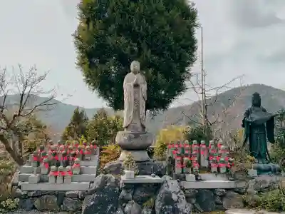 念仏寺（大原念佛寺）の{uncategorized: "未分類", other: "その他", undefined: "問題あり", building: "その他建物", grave: "お墓", sacred_gate: "鳥居", guardian: "狛犬", statue: "像", buddha: "仏像", history: "歴史", nature: "自然", garden: "庭園", animal: "動物", pagoda: "塔", temizu: "手水舎", mountain_gate: "山門・神門", sanctuary: "本殿・本堂", subordinate: "末社・摂社", art: "芸術", scenery: "景色", jizo: "地蔵", ema: "絵馬", goshuin: "御朱印", omikuji: "おみくじ", items: "授与品その他", amulet: "お守り", goshuincho: "御朱印帳", eats: "食事", festival: "お祭り", votive_dance: "神楽", shichigosan: "七五三参", wedding: "結婚式", experience: "体験その他", initially: "初詣", around: "周辺", anti_infection: "感染症対策"}