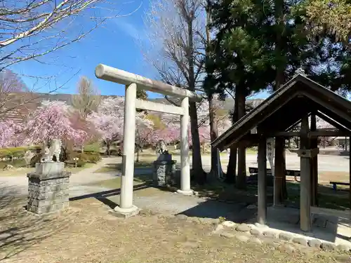 諏訪護国神社の鳥居