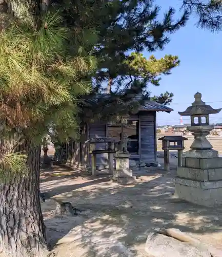 神明社（上押萩）の{uncategorized: "未分類", other: "その他", undefined: "問題あり", building: "その他建物", grave: "お墓", sacred_gate: "鳥居", guardian: "狛犬", statue: "像", buddha: "仏像", history: "歴史", nature: "自然", garden: "庭園", animal: "動物", pagoda: "塔", temizu: "手水舎", mountain_gate: "山門・神門", sanctuary: "本殿・本堂", subordinate: "末社・摂社", art: "芸術", scenery: "景色", jizo: "地蔵", ema: "絵馬", goshuin: "御朱印", omikuji: "おみくじ", items: "授与品その他", amulet: "お守り", goshuincho: "御朱印帳", eats: "食事", festival: "お祭り", votive_dance: "神楽", shichigosan: "七五三参", wedding: "結婚式", experience: "体験その他", initially: "初詣", around: "周辺", anti_infection: "感染症対策"}