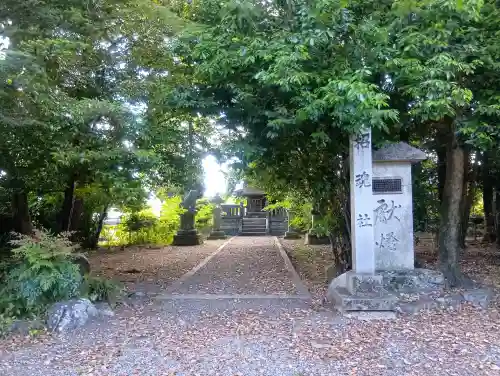 日吉神社の{uncategorized: "未分類", other: "その他", undefined: "問題あり", building: "その他建物", grave: "お墓", sacred_gate: "鳥居", guardian: "狛犬", statue: "像", buddha: "仏像", history: "歴史", nature: "自然", garden: "庭園", animal: "動物", pagoda: "塔", temizu: "手水舎", mountain_gate: "山門・神門", sanctuary: "本殿・本堂", subordinate: "末社・摂社", art: "芸術", scenery: "景色", jizo: "地蔵", ema: "絵馬", goshuin: "御朱印", omikuji: "おみくじ", items: "授与品その他", amulet: "お守り", goshuincho: "御朱印帳", eats: "食事", festival: "お祭り", votive_dance: "神楽", shichigosan: "七五三参", wedding: "結婚式", experience: "体験その他", initially: "初詣", around: "周辺", anti_infection: "感染症対策"}