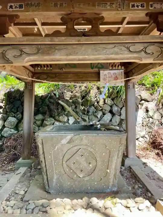 與瀬神社(与瀬神社)の{uncategorized: "未分類", other: "その他", undefined: "問題あり", building: "その他建物", grave: "お墓", sacred_gate: "鳥居", guardian: "狛犬", statue: "像", buddha: "仏像", history: "歴史", nature: "自然", garden: "庭園", animal: "動物", pagoda: "塔", temizu: "手水舎", mountain_gate: "山門・神門", sanctuary: "本殿・本堂", subordinate: "末社・摂社", art: "芸術", scenery: "景色", jizo: "地蔵", ema: "絵馬", goshuin: "御朱印", omikuji: "おみくじ", items: "授与品その他", amulet: "お守り", goshuincho: "御朱印帳", eats: "食事", festival: "お祭り", votive_dance: "神楽", shichigosan: "七五三参", wedding: "結婚式", experience: "体験その他", initially: "初詣", around: "周辺", anti_infection: "感染症対策"}