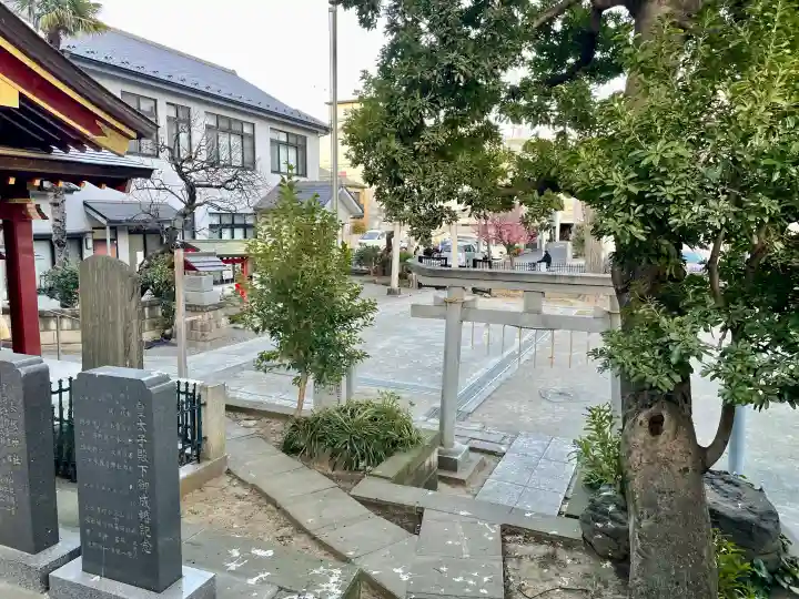 女塚神社の{uncategorized: "未分類", other: "その他", undefined: "問題あり", building: "その他建物", grave: "お墓", sacred_gate: "鳥居", guardian: "狛犬", statue: "像", buddha: "仏像", history: "歴史", nature: "自然", garden: "庭園", animal: "動物", pagoda: "塔", temizu: "手水舎", mountain_gate: "山門・神門", sanctuary: "本殿・本堂", subordinate: "末社・摂社", art: "芸術", scenery: "景色", jizo: "地蔵", ema: "絵馬", goshuin: "御朱印", omikuji: "おみくじ", items: "授与品その他", amulet: "お守り", goshuincho: "御朱印帳", eats: "食事", festival: "お祭り", votive_dance: "神楽", shichigosan: "七五三参", wedding: "結婚式", experience: "体験その他", initially: "初詣", around: "周辺", anti_infection: "感染症対策"}