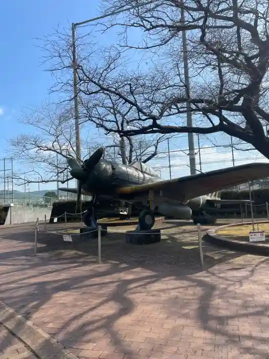 知覧町護国神社の{uncategorized: "未分類", other: "その他", undefined: "問題あり", building: "その他建物", grave: "お墓", sacred_gate: "鳥居", guardian: "狛犬", statue: "像", buddha: "仏像", history: "歴史", nature: "自然", garden: "庭園", animal: "動物", pagoda: "塔", temizu: "手水舎", mountain_gate: "山門・神門", sanctuary: "本殿・本堂", subordinate: "末社・摂社", art: "芸術", scenery: "景色", jizo: "地蔵", ema: "絵馬", goshuin: "御朱印", omikuji: "おみくじ", items: "授与品その他", amulet: "お守り", goshuincho: "御朱印帳", eats: "食事", festival: "お祭り", votive_dance: "神楽", shichigosan: "七五三参", wedding: "結婚式", experience: "体験その他", initially: "初詣", around: "周辺", anti_infection: "感染症対策"}