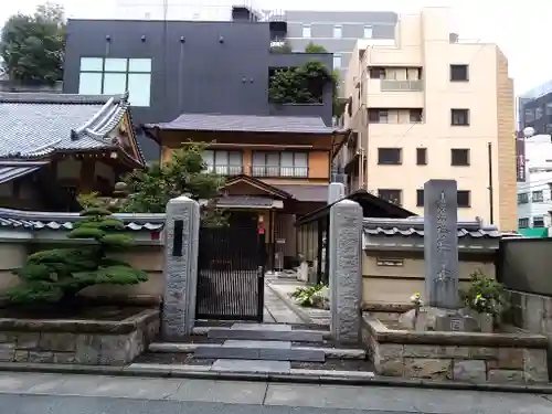 久遠寺の山門