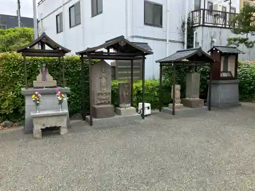 十念寺の{uncategorized: "未分類", other: "その他", undefined: "問題あり", building: "その他建物", grave: "お墓", sacred_gate: "鳥居", guardian: "狛犬", statue: "像", buddha: "仏像", history: "歴史", nature: "自然", garden: "庭園", animal: "動物", pagoda: "塔", temizu: "手水舎", mountain_gate: "山門・神門", sanctuary: "本殿・本堂", subordinate: "末社・摂社", art: "芸術", scenery: "景色", jizo: "地蔵", ema: "絵馬", goshuin: "御朱印", omikuji: "おみくじ", items: "授与品その他", amulet: "お守り", goshuincho: "御朱印帳", eats: "食事", festival: "お祭り", votive_dance: "神楽", shichigosan: "七五三参", wedding: "結婚式", experience: "体験その他", initially: "初詣", around: "周辺", anti_infection: "感染症対策"}