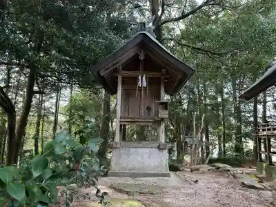 出雲路幸神社の{uncategorized: "未分類", other: "その他", undefined: "問題あり", building: "その他建物", grave: "お墓", sacred_gate: "鳥居", guardian: "狛犬", statue: "像", buddha: "仏像", history: "歴史", nature: "自然", garden: "庭園", animal: "動物", pagoda: "塔", temizu: "手水舎", mountain_gate: "山門・神門", sanctuary: "本殿・本堂", subordinate: "末社・摂社", art: "芸術", scenery: "景色", jizo: "地蔵", ema: "絵馬", goshuin: "御朱印", omikuji: "おみくじ", items: "授与品その他", amulet: "お守り", goshuincho: "御朱印帳", eats: "食事", festival: "お祭り", votive_dance: "神楽", shichigosan: "七五三参", wedding: "結婚式", experience: "体験その他", initially: "初詣", around: "周辺", anti_infection: "感染症対策"}