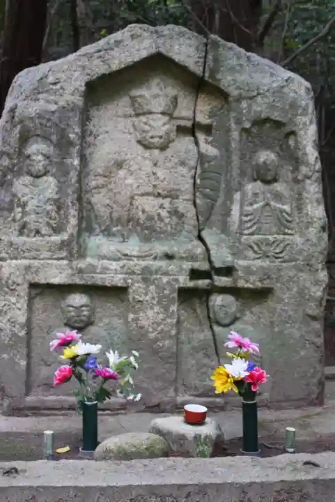 廃少菩提寺石多宝塔・石仏(滋賀県)