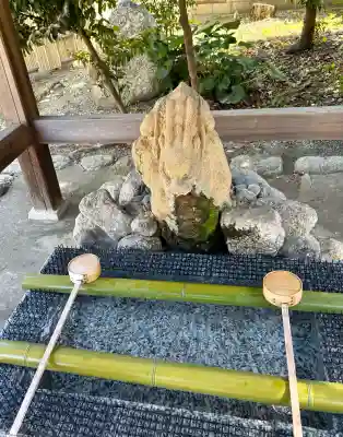 玉三稲荷神社の{uncategorized: "未分類", other: "その他", undefined: "問題あり", building: "その他建物", grave: "お墓", sacred_gate: "鳥居", guardian: "狛犬", statue: "像", buddha: "仏像", history: "歴史", nature: "自然", garden: "庭園", animal: "動物", pagoda: "塔", temizu: "手水舎", mountain_gate: "山門・神門", sanctuary: "本殿・本堂", subordinate: "末社・摂社", art: "芸術", scenery: "景色", jizo: "地蔵", ema: "絵馬", goshuin: "御朱印", omikuji: "おみくじ", items: "授与品その他", amulet: "お守り", goshuincho: "御朱印帳", eats: "食事", festival: "お祭り", votive_dance: "神楽", shichigosan: "七五三参", wedding: "結婚式", experience: "体験その他", initially: "初詣", around: "周辺", anti_infection: "感染症対策"}