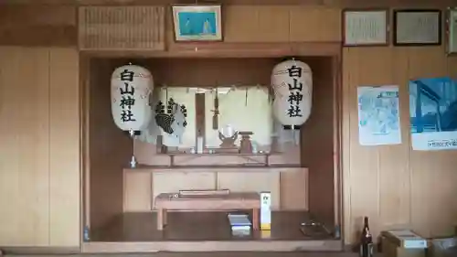 白山神社の本殿