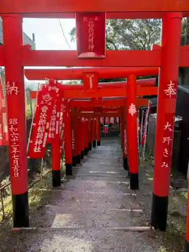 音次郎稲荷神社の{uncategorized: "未分類", other: "その他", undefined: "問題あり", building: "その他建物", grave: "お墓", sacred_gate: "鳥居", guardian: "狛犬", statue: "像", buddha: "仏像", history: "歴史", nature: "自然", garden: "庭園", animal: "動物", pagoda: "塔", temizu: "手水舎", mountain_gate: "山門・神門", sanctuary: "本殿・本堂", subordinate: "末社・摂社", art: "芸術", scenery: "景色", jizo: "地蔵", ema: "絵馬", goshuin: "御朱印", omikuji: "おみくじ", items: "授与品その他", amulet: "お守り", goshuincho: "御朱印帳", eats: "食事", festival: "お祭り", votive_dance: "神楽", shichigosan: "七五三参", wedding: "結婚式", experience: "体験その他", initially: "初詣", around: "周辺", anti_infection: "感染症対策"}