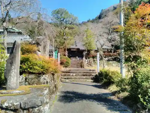 感応寺の山門