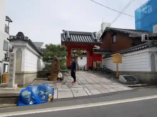 六道珍皇寺の山門