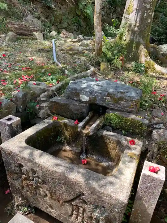 月読神社(松尾大社摂社)の手水舎