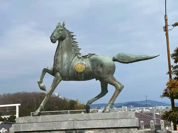 岩国護国神社の{uncategorized: "未分類", other: "その他", undefined: "問題あり", building: "その他建物", grave: "お墓", sacred_gate: "鳥居", guardian: "狛犬", statue: "像", buddha: "仏像", history: "歴史", nature: "自然", garden: "庭園", animal: "動物", pagoda: "塔", temizu: "手水舎", mountain_gate: "山門・神門", sanctuary: "本殿・本堂", subordinate: "末社・摂社", art: "芸術", scenery: "景色", jizo: "地蔵", ema: "絵馬", goshuin: "御朱印", omikuji: "おみくじ", items: "授与品その他", amulet: "お守り", goshuincho: "御朱印帳", eats: "食事", festival: "お祭り", votive_dance: "神楽", shichigosan: "七五三参", wedding: "結婚式", experience: "体験その他", initially: "初詣", around: "周辺", anti_infection: "感染症対策"}