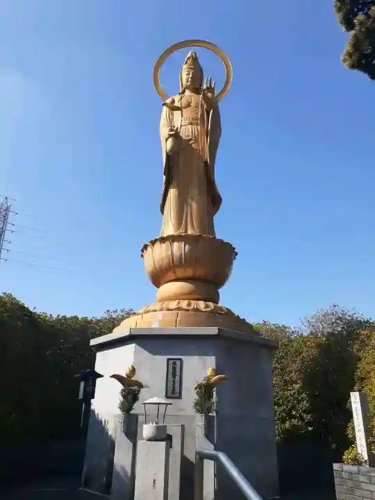 法雲寺の{uncategorized: "未分類", other: "その他", undefined: "問題あり", building: "その他建物", grave: "お墓", sacred_gate: "鳥居", guardian: "狛犬", statue: "像", buddha: "仏像", history: "歴史", nature: "自然", garden: "庭園", animal: "動物", pagoda: "塔", temizu: "手水舎", mountain_gate: "山門・神門", sanctuary: "本殿・本堂", subordinate: "末社・摂社", art: "芸術", scenery: "景色", jizo: "地蔵", ema: "絵馬", goshuin: "御朱印", omikuji: "おみくじ", items: "授与品その他", amulet: "お守り", goshuincho: "御朱印帳", eats: "食事", festival: "お祭り", votive_dance: "神楽", shichigosan: "七五三参", wedding: "結婚式", experience: "体験その他", initially: "初詣", around: "周辺", anti_infection: "感染症対策"}
