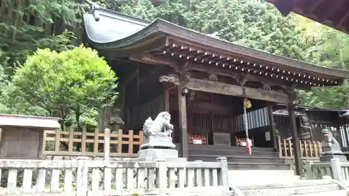 鎮神社の本殿