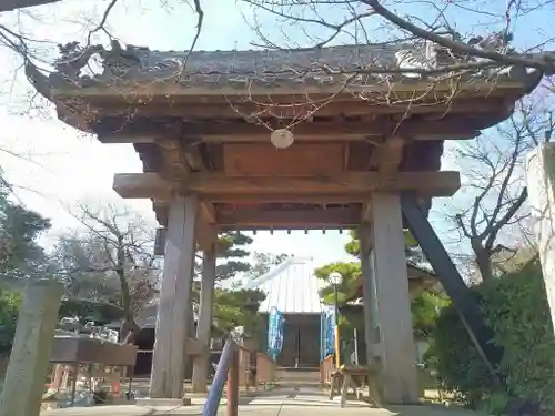 鳳出観音教会の山門