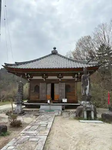 信濃比叡廣拯院の{uncategorized: "未分類", other: "その他", undefined: "問題あり", building: "その他建物", grave: "お墓", sacred_gate: "鳥居", guardian: "狛犬", statue: "像", buddha: "仏像", history: "歴史", nature: "自然", garden: "庭園", animal: "動物", pagoda: "塔", temizu: "手水舎", mountain_gate: "山門・神門", sanctuary: "本殿・本堂", subordinate: "末社・摂社", art: "芸術", scenery: "景色", jizo: "地蔵", ema: "絵馬", goshuin: "御朱印", omikuji: "おみくじ", items: "授与品その他", amulet: "お守り", goshuincho: "御朱印帳", eats: "食事", festival: "お祭り", votive_dance: "神楽", shichigosan: "七五三参", wedding: "結婚式", experience: "体験その他", initially: "初詣", around: "周辺", anti_infection: "感染症対策"}