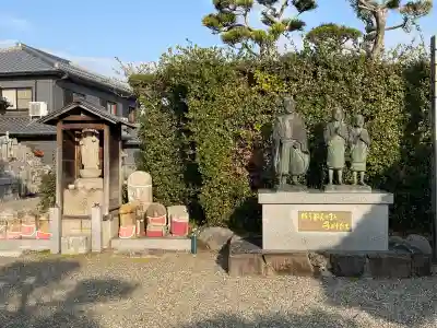 真光寺の{uncategorized: "未分類", other: "その他", undefined: "問題あり", building: "その他建物", grave: "お墓", sacred_gate: "鳥居", guardian: "狛犬", statue: "像", buddha: "仏像", history: "歴史", nature: "自然", garden: "庭園", animal: "動物", pagoda: "塔", temizu: "手水舎", mountain_gate: "山門・神門", sanctuary: "本殿・本堂", subordinate: "末社・摂社", art: "芸術", scenery: "景色", jizo: "地蔵", ema: "絵馬", goshuin: "御朱印", omikuji: "おみくじ", items: "授与品その他", amulet: "お守り", goshuincho: "御朱印帳", eats: "食事", festival: "お祭り", votive_dance: "神楽", shichigosan: "七五三参", wedding: "結婚式", experience: "体験その他", initially: "初詣", around: "周辺", anti_infection: "感染症対策"}