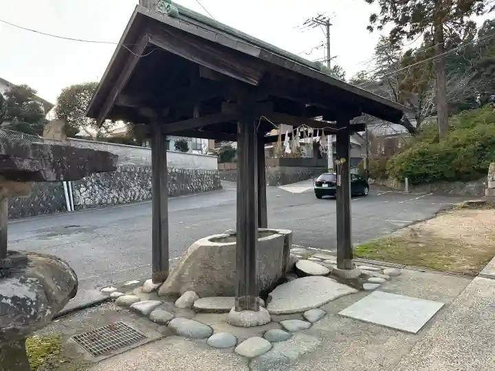 鷹日神社の{uncategorized: "未分類", other: "その他", undefined: "問題あり", building: "その他建物", grave: "お墓", sacred_gate: "鳥居", guardian: "狛犬", statue: "像", buddha: "仏像", history: "歴史", nature: "自然", garden: "庭園", animal: "動物", pagoda: "塔", temizu: "手水舎", mountain_gate: "山門・神門", sanctuary: "本殿・本堂", subordinate: "末社・摂社", art: "芸術", scenery: "景色", jizo: "地蔵", ema: "絵馬", goshuin: "御朱印", omikuji: "おみくじ", items: "授与品その他", amulet: "お守り", goshuincho: "御朱印帳", eats: "食事", festival: "お祭り", votive_dance: "神楽", shichigosan: "七五三参", wedding: "結婚式", experience: "体験その他", initially: "初詣", around: "周辺", anti_infection: "感染症対策"}