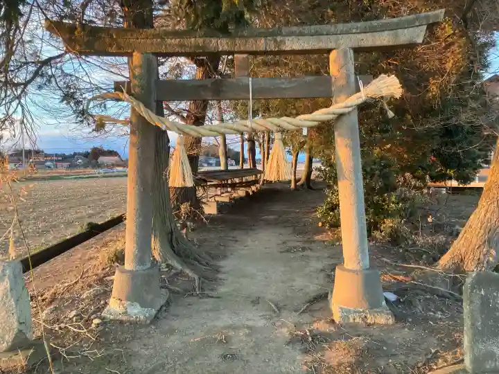 八龍神社の{uncategorized: "未分類", other: "その他", undefined: "問題あり", building: "その他建物", grave: "お墓", sacred_gate: "鳥居", guardian: "狛犬", statue: "像", buddha: "仏像", history: "歴史", nature: "自然", garden: "庭園", animal: "動物", pagoda: "塔", temizu: "手水舎", mountain_gate: "山門・神門", sanctuary: "本殿・本堂", subordinate: "末社・摂社", art: "芸術", scenery: "景色", jizo: "地蔵", ema: "絵馬", goshuin: "御朱印", omikuji: "おみくじ", items: "授与品その他", amulet: "お守り", goshuincho: "御朱印帳", eats: "食事", festival: "お祭り", votive_dance: "神楽", shichigosan: "七五三参", wedding: "結婚式", experience: "体験その他", initially: "初詣", around: "周辺", anti_infection: "感染症対策"}
