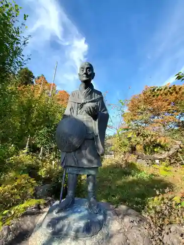 諏訪神社の像