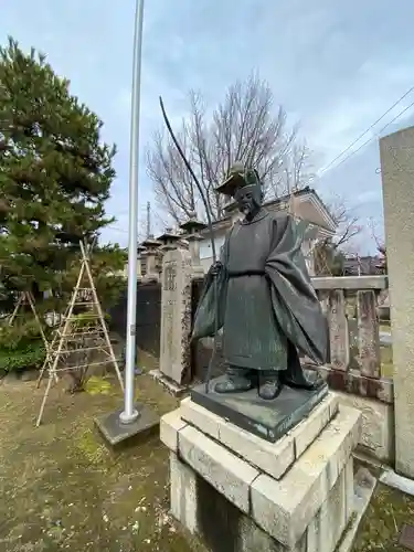 有礒正八幡宮の像