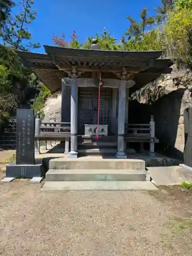 奥の院夕顔観世音の{uncategorized: "未分類", other: "その他", undefined: "問題あり", building: "その他建物", grave: "お墓", sacred_gate: "鳥居", guardian: "狛犬", statue: "像", buddha: "仏像", history: "歴史", nature: "自然", garden: "庭園", animal: "動物", pagoda: "塔", temizu: "手水舎", mountain_gate: "山門・神門", sanctuary: "本殿・本堂", subordinate: "末社・摂社", art: "芸術", scenery: "景色", jizo: "地蔵", ema: "絵馬", goshuin: "御朱印", omikuji: "おみくじ", items: "授与品その他", amulet: "お守り", goshuincho: "御朱印帳", eats: "食事", festival: "お祭り", votive_dance: "神楽", shichigosan: "七五三参", wedding: "結婚式", experience: "体験その他", initially: "初詣", around: "周辺", anti_infection: "感染症対策"}