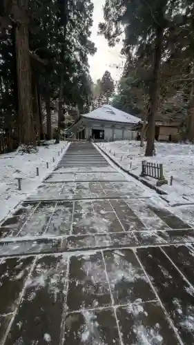 中尊寺の{uncategorized: "未分類", other: "その他", undefined: "問題あり", building: "その他建物", grave: "お墓", sacred_gate: "鳥居", guardian: "狛犬", statue: "像", buddha: "仏像", history: "歴史", nature: "自然", garden: "庭園", animal: "動物", pagoda: "塔", temizu: "手水舎", mountain_gate: "山門・神門", sanctuary: "本殿・本堂", subordinate: "末社・摂社", art: "芸術", scenery: "景色", jizo: "地蔵", ema: "絵馬", goshuin: "御朱印", omikuji: "おみくじ", items: "授与品その他", amulet: "お守り", goshuincho: "御朱印帳", eats: "食事", festival: "お祭り", votive_dance: "神楽", shichigosan: "七五三参", wedding: "結婚式", experience: "体験その他", initially: "初詣", around: "周辺", anti_infection: "感染症対策"}