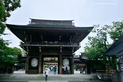 寒川神社の山門・神門
