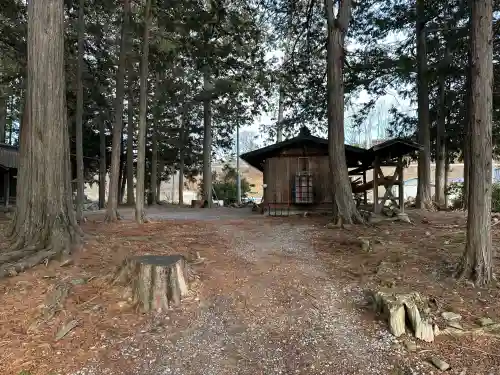 諏訪神社の{uncategorized: "未分類", other: "その他", undefined: "問題あり", building: "その他建物", grave: "お墓", sacred_gate: "鳥居", guardian: "狛犬", statue: "像", buddha: "仏像", history: "歴史", nature: "自然", garden: "庭園", animal: "動物", pagoda: "塔", temizu: "手水舎", mountain_gate: "山門・神門", sanctuary: "本殿・本堂", subordinate: "末社・摂社", art: "芸術", scenery: "景色", jizo: "地蔵", ema: "絵馬", goshuin: "御朱印", omikuji: "おみくじ", items: "授与品その他", amulet: "お守り", goshuincho: "御朱印帳", eats: "食事", festival: "お祭り", votive_dance: "神楽", shichigosan: "七五三参", wedding: "結婚式", experience: "体験その他", initially: "初詣", around: "周辺", anti_infection: "感染症対策"}