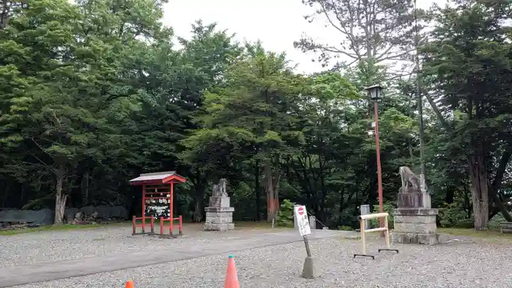 新得神社の庭園