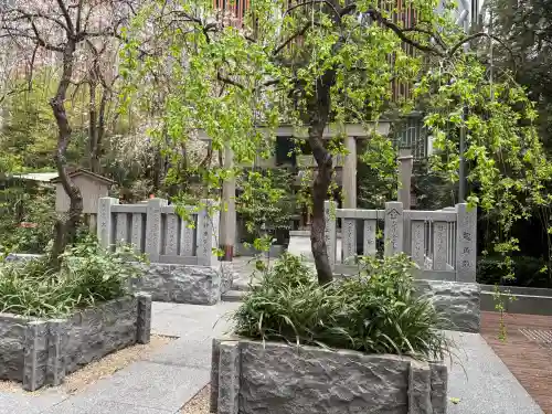 薬祖神社の{uncategorized: "未分類", other: "その他", undefined: "問題あり", building: "その他建物", grave: "お墓", sacred_gate: "鳥居", guardian: "狛犬", statue: "像", buddha: "仏像", history: "歴史", nature: "自然", garden: "庭園", animal: "動物", pagoda: "塔", temizu: "手水舎", mountain_gate: "山門・神門", sanctuary: "本殿・本堂", subordinate: "末社・摂社", art: "芸術", scenery: "景色", jizo: "地蔵", ema: "絵馬", goshuin: "御朱印", omikuji: "おみくじ", items: "授与品その他", amulet: "お守り", goshuincho: "御朱印帳", eats: "食事", festival: "お祭り", votive_dance: "神楽", shichigosan: "七五三参", wedding: "結婚式", experience: "体験その他", initially: "初詣", around: "周辺", anti_infection: "感染症対策"}