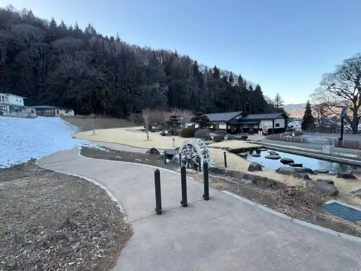 諏訪大社上社前宮の{uncategorized: "未分類", other: "その他", undefined: "問題あり", building: "その他建物", grave: "お墓", sacred_gate: "鳥居", guardian: "狛犬", statue: "像", buddha: "仏像", history: "歴史", nature: "自然", garden: "庭園", animal: "動物", pagoda: "塔", temizu: "手水舎", mountain_gate: "山門・神門", sanctuary: "本殿・本堂", subordinate: "末社・摂社", art: "芸術", scenery: "景色", jizo: "地蔵", ema: "絵馬", goshuin: "御朱印", omikuji: "おみくじ", items: "授与品その他", amulet: "お守り", goshuincho: "御朱印帳", eats: "食事", festival: "お祭り", votive_dance: "神楽", shichigosan: "七五三参", wedding: "結婚式", experience: "体験その他", initially: "初詣", around: "周辺", anti_infection: "感染症対策"}