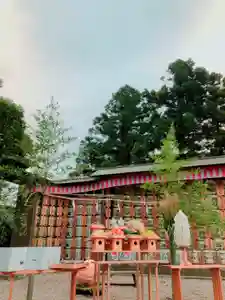 【花手水のご奉納と観月祭のお知らせ】
本日十月十八日午後六時より、当社境内酒樽飾りの前にて、観月祭の神事を斎行致します。
屋外での神事のため、参列は自由にしていただけますが、大人の方もお子さまも必ずマスク着用でのご参加をお願致します。
なお、37.5℃以上の熱がある方、咳や鼻水など風邪の症状のある方は参列をお控えください。
ご参列の方には、お撤饌として、当社駐車場の横の畑の早川さんからご奉納いただきました柿とみかんに加え、当社よりお月見饅頭をご準備させていただいております。
そして、東海市神谷生花さまからは、「十三夜」をテーマにした花手水の生け込み奉納を賜りました。
「十五夜」に引き続き、芸術的な空間が創り出されておりますので、ご参拝の際はみなさまぜひ手水舎にお立ち寄りください。
また、本日社務所は一旦午後四時に閉まりますが、午後五〜六時まで社務所にて、御朱印(書き置きの予定)をお受けいただけます。
なお、十三夜限定御朱印は、多くの方にお受けいただきら数が大変少なくなっておりますので、ご希望の方はお急ぎください。