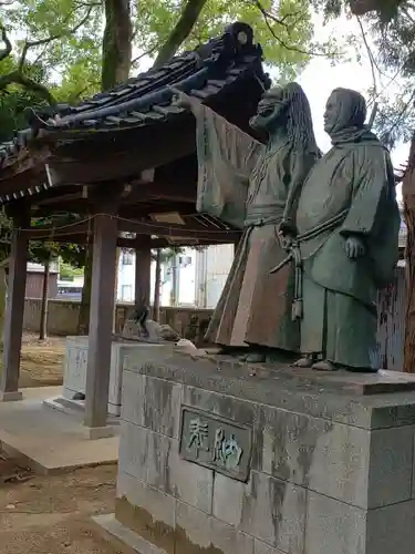 向本折白山神社の像