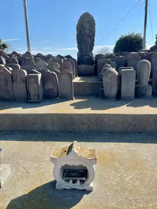光明寺の{uncategorized: "未分類", other: "その他", undefined: "問題あり", building: "その他建物", grave: "お墓", sacred_gate: "鳥居", guardian: "狛犬", statue: "像", buddha: "仏像", history: "歴史", nature: "自然", garden: "庭園", animal: "動物", pagoda: "塔", temizu: "手水舎", mountain_gate: "山門・神門", sanctuary: "本殿・本堂", subordinate: "末社・摂社", art: "芸術", scenery: "景色", jizo: "地蔵", ema: "絵馬", goshuin: "御朱印", omikuji: "おみくじ", items: "授与品その他", amulet: "お守り", goshuincho: "御朱印帳", eats: "食事", festival: "お祭り", votive_dance: "神楽", shichigosan: "七五三参", wedding: "結婚式", experience: "体験その他", initially: "初詣", around: "周辺", anti_infection: "感染症対策"}