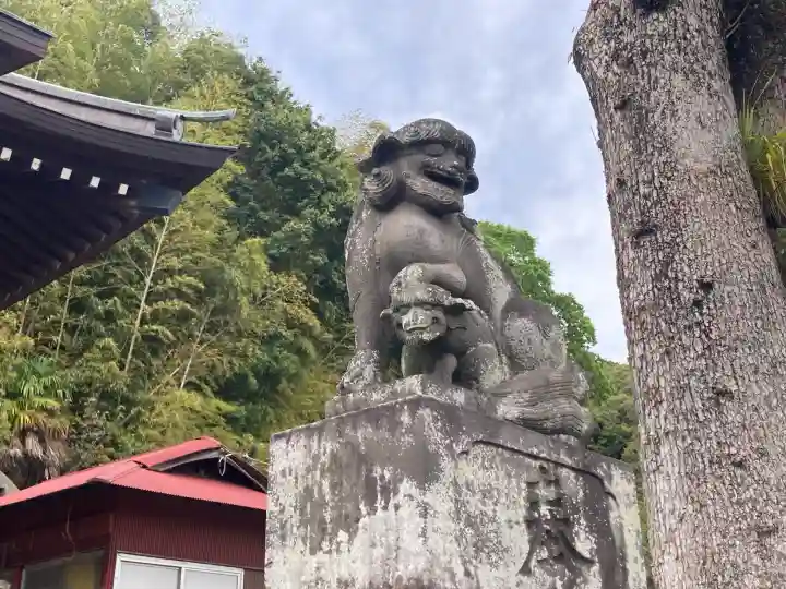 諏訪神社の{uncategorized: "未分類", other: "その他", undefined: "問題あり", building: "その他建物", grave: "お墓", sacred_gate: "鳥居", guardian: "狛犬", statue: "像", buddha: "仏像", history: "歴史", nature: "自然", garden: "庭園", animal: "動物", pagoda: "塔", temizu: "手水舎", mountain_gate: "山門・神門", sanctuary: "本殿・本堂", subordinate: "末社・摂社", art: "芸術", scenery: "景色", jizo: "地蔵", ema: "絵馬", goshuin: "御朱印", omikuji: "おみくじ", items: "授与品その他", amulet: "お守り", goshuincho: "御朱印帳", eats: "食事", festival: "お祭り", votive_dance: "神楽", shichigosan: "七五三参", wedding: "結婚式", experience: "体験その他", initially: "初詣", around: "周辺", anti_infection: "感染症対策"}